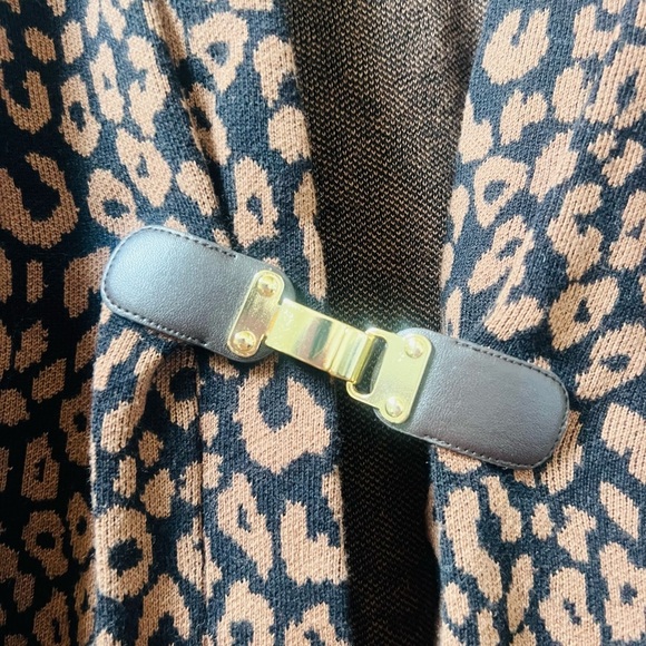 Like new Charter Leopard Print Women's cardigan Sweater size medium - Picture 2 of 5